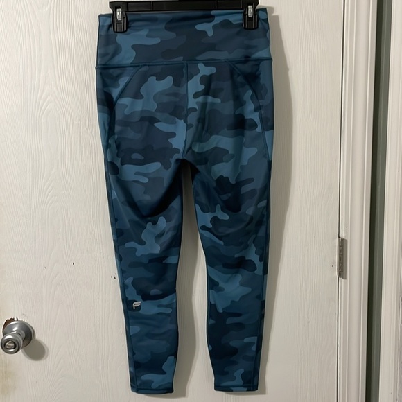Fabletics PowerHold Royal Blue Camouflage Print Capris Leggings Size Medium - Picture 6 of 6